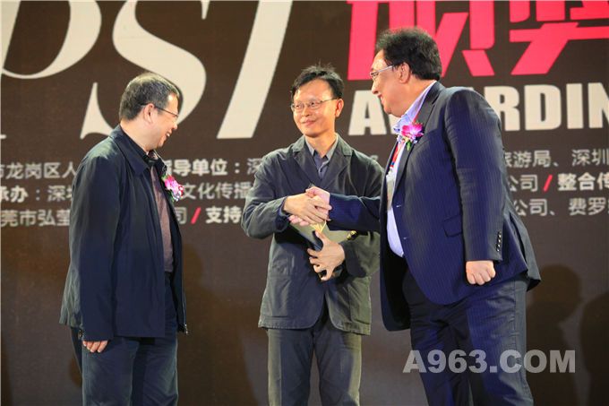 深圳市人大常委会副主任蒋宇扬（右）、深圳市政协常委、市政协提案委员会主任余立功（左）为获奖者颁奖