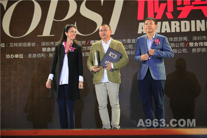 美国麻省理工学院客座教授、C+S设计公司总裁Maria Segantini（左）、君胜投资控股集团董事长曾胜（右）为获奖者颁奖