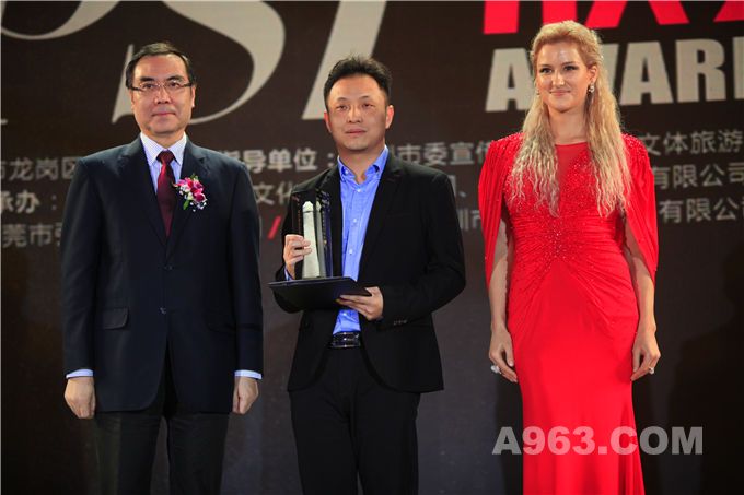 中俄友谊大使、俄罗斯著名国际影星喜莲娜（右）、香港卫视集团董事、总编辑薛建华（左）为获奖者颁奖